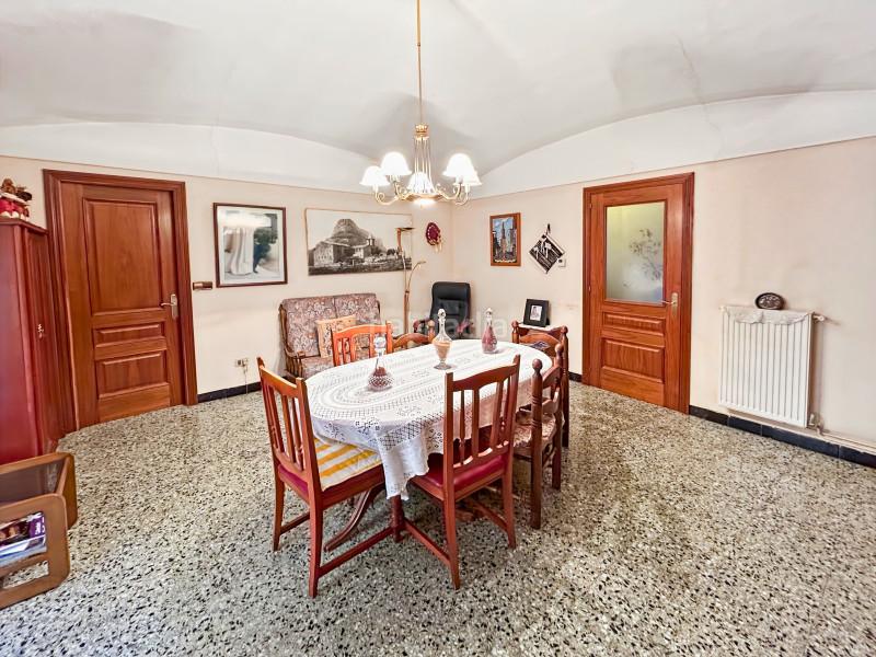 Foto a7f6d619-852d-4d27-bfb1-352b3d234c52. Casa se vende esta casa con terraza soleada situada en el centro del pueblo , a pocos minutos de figueres.la propiedad está en Borrassà