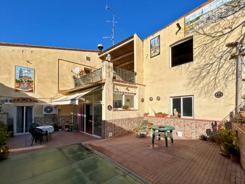 Foto f6c822d1-b16b-48c4-b6ff-08d8c19c95c4. Casa se vende esta casa con terraza soleada situada en el centro del pueblo , a pocos minutos de figueres.la propiedad está en Borrassà