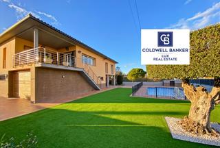 Casa  N/a. Se vende esta vivienda unifamiliar rodeada de un amplio jardín c