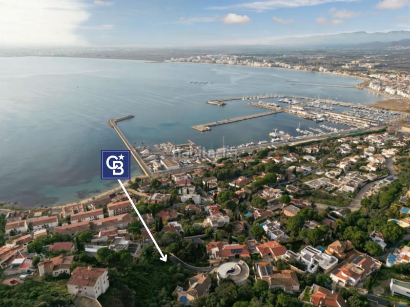 Foto 5e319833-f0e7-4046-a14c-803aff518c7d. Casa ubicada en una parcela con vistas excepcionales, esta casa ecológica desde 1.100.000 euros terreno incluido presenta una arquitect en Roses