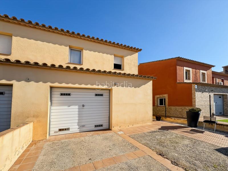 Foto 4d167686-e70e-4758-8eea-c52076adeafa. Casa situada en una zona tranquila , esta casa, construida en 2005, cuenta con un jardín soleado y una terraza cubierta en Empuriabrava