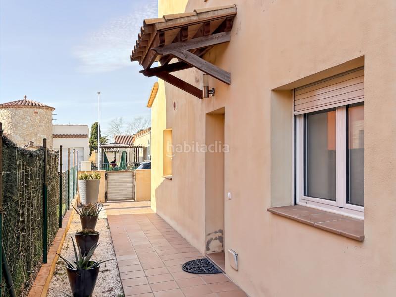 Foto a3303225-f762-4464-bf86-63c309a8d05f. Casa situada en una zona tranquila , esta casa, construida en 2005, cuenta con un jardín soleado y una terraza cubierta en Empuriabrava