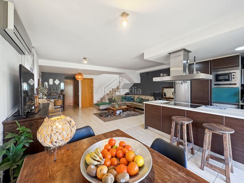 Foto b63116e0-d9ef-442b-b3c9-59702f36111d. Casa situada en una zona tranquila , esta casa, construida en 2005, cuenta con un jardín soleado y una terraza cubierta en Empuriabrava