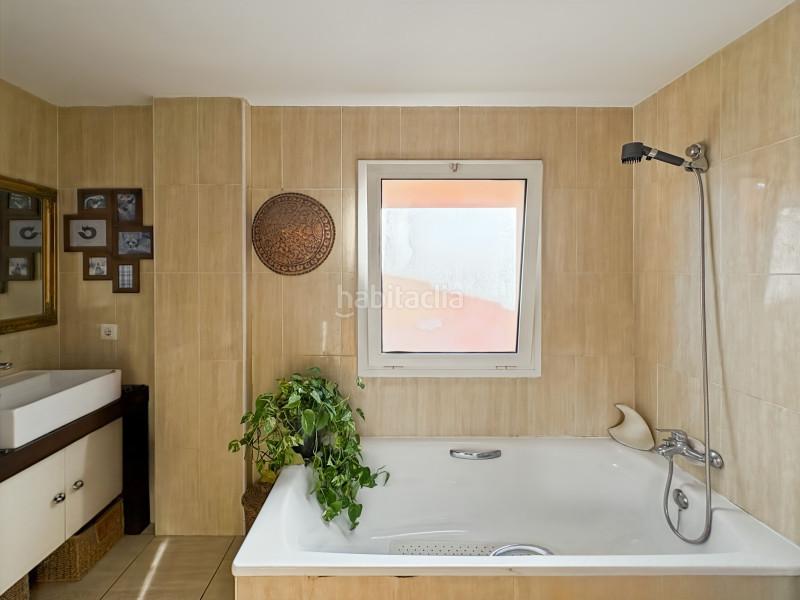 Foto eb64a7c8-fff5-4af2-8109-886fa7138d0c. Casa situada en una zona tranquila , esta casa, construida en 2005, cuenta con un jardín soleado y una terraza cubierta en Empuriabrava