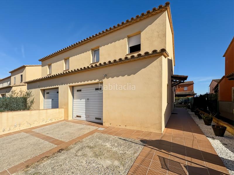Foto f1c81dba-1957-4c69-afb2-5aba06730997. Casa situada en una zona tranquila , esta casa, construida en 2005, cuenta con un jardín soleado y una terraza cubierta en Empuriabrava