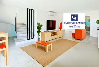 Duplex  N/a. A s�lo 300 metros de la playa, este flamante d�plex listo para e