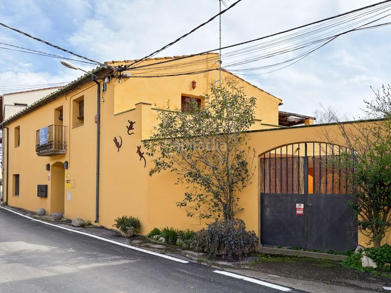 Foto 21d181c1-e443-44b5-80a6-c4ce931a7095. Casa  con licencia de turismo rural, para casa rural o alquiler , diseñada para alojar hasta 10 personas.la distribuc en Garriguella