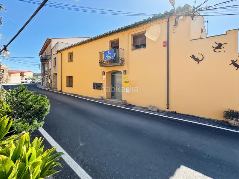 Foto c90acbfc-3e84-435e-a93b-85bf0cb2aa40. Casa  con licencia de turismo rural, para casa rural o alquiler , diseñada para alojar hasta 10 personas.la distribuc en Garriguella