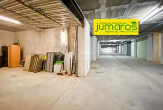 Aparcament cotxe  N/a. Situado en una residencia segura con puertas dobles, este amplio