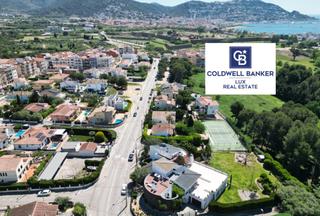 Casa  N/a. Ubicada en una zona residencial tranquila de roses, esta propied