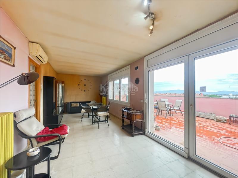 Foto 04d00837-5fc7-4c49-aaee-10a174b0c131. Piso ático situado , en la última planta del edificio con una gran terraza y vistas panorámicas al alt empordà.dispone de tr en Figueres