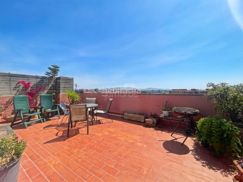 Foto 5b7b7a1c-37cc-4a07-becf-5295e22ea70e. Piso ático situado , en la última planta del edificio con una gran terraza y vistas panorámicas al alt empordà.dispone de tr en Figueres