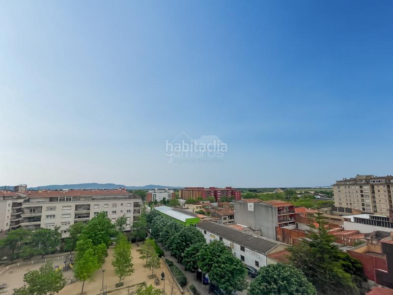 Foto f299dcfb-bb4f-4acc-b3dd-4c6cfa025171. Piso ático situado , en la última planta del edificio con una gran terraza y vistas panorámicas al alt empordà.dispone de tr en Figueres