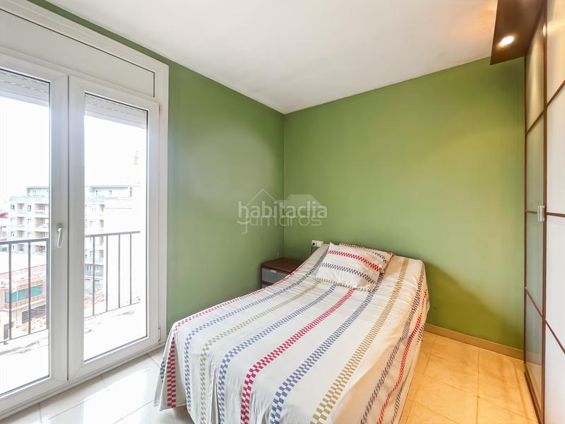 Foto fa8aa6d5-b2a8-4298-b5cf-3a745d3ea271. Piso ático situado , en la última planta del edificio con una gran terraza y vistas panorámicas al alt empordà.dispone de tr en Figueres
