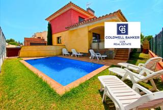 Casa  N/a. Casa muy luminosa situada a pocos minutos a pie del mar y del ce