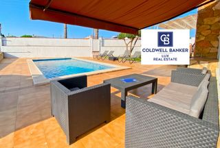 Casa  N/a. Casa unifamiliar de una sola planta con licencia tur�stica y gar