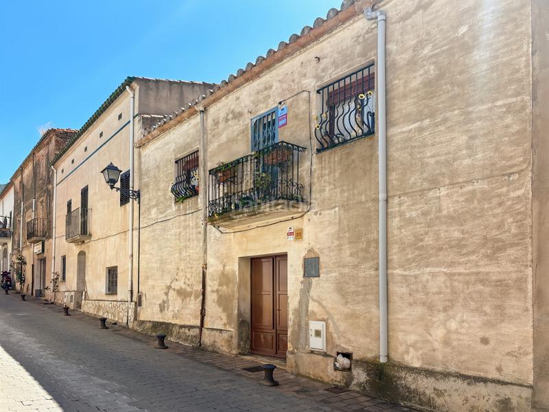 Foto a7cbe25a-7603-4022-bd2c-22e36c93231a. Casa adosada encantadora casa en medio del pueblo de palau saverdera, con vistas desde las terrazas a las montañas y con posibilidad de constru en Palau-saverdera