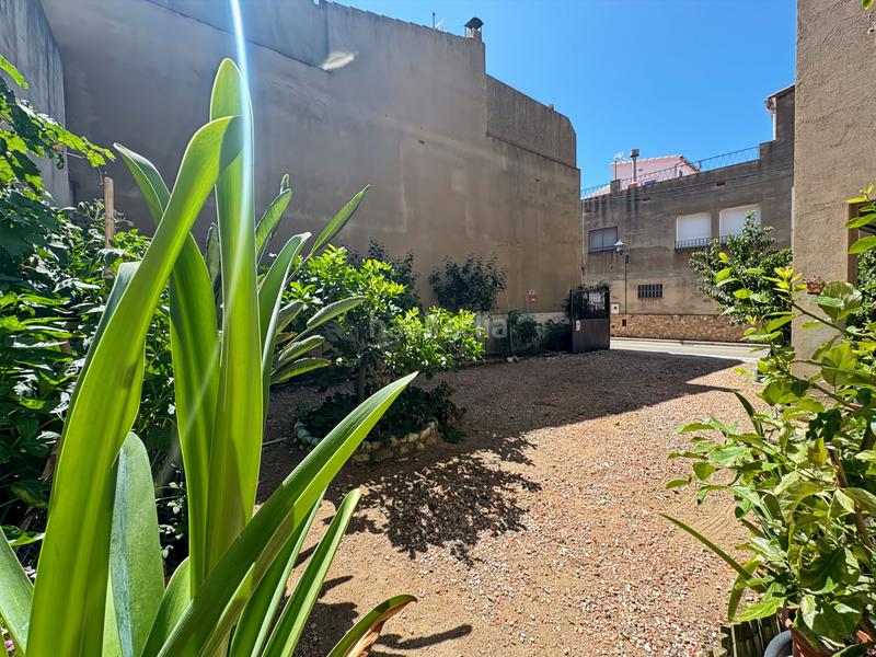 Foto df62a096-6e27-485b-ae5b-c65dc1874ee1. Casa adosada encantadora casa en medio del pueblo de palau saverdera, con vistas desde las terrazas a las montañas y con posibilidad de constru en Palau-saverdera