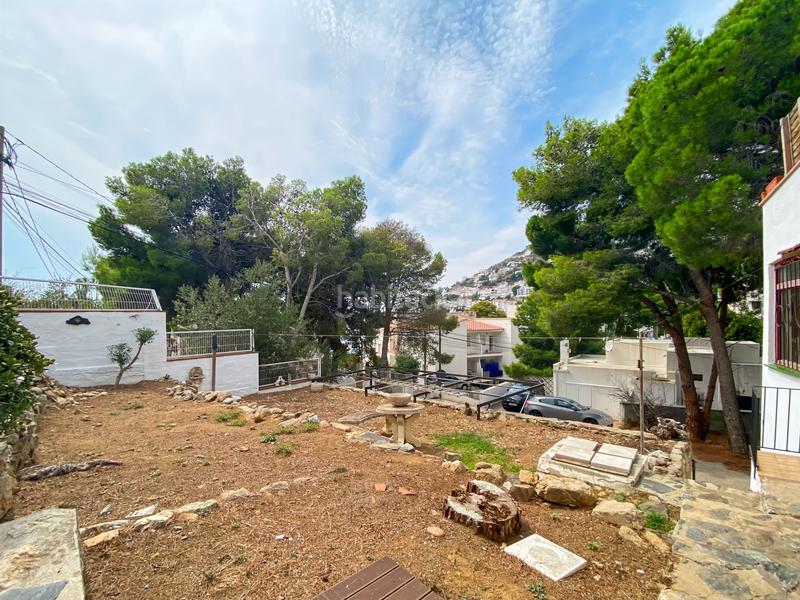 Foto 29b15651-d46b-41c5-9e13-30250dfc0dc1. Casa a 50 metros de la playa de canyelles, oportunidad de comprar una casa con 5 plazas de aparcamiento privadas, amplio garaje y espac en Roses