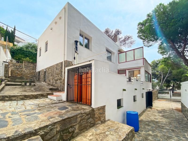 Foto f5247e7a-2fa7-4d4f-b0ee-884d1c4c9182. Casa a 50 metros de la playa de canyelles, oportunidad de comprar una casa con 5 plazas de aparcamiento privadas, amplio garaje y espac en Roses