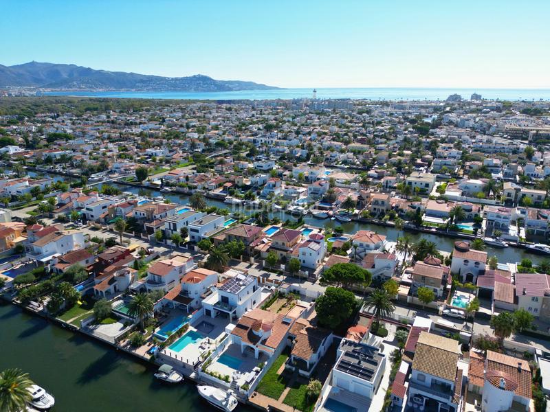 Foto a675b3ed-1819-4c90-b72e-c6a6ba4bf4fa. Planta baja apartamento en venta a solo 400 metros de la playa y situado en planta baja.consta de un dormitorio, un cuarto de en Empuriabrava