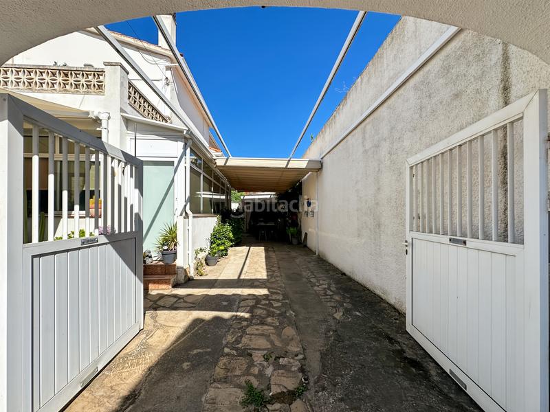 Foto 05d16cb8-4c6c-479e-8782-5dd1031078e6. Casa  independiente y luminosa, situada en una zona tranquila a solo 100 metros de la playa de Riells, lescala.nada más entrar, des en Escala (L´)