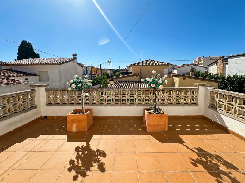 Foto 62634ad7-d4c5-44c1-972c-3589e1d708bf. Casa  independiente y luminosa, situada en una zona tranquila a solo 100 metros de la playa de Riells, lescala.nada más entrar, des en Escala (L´)