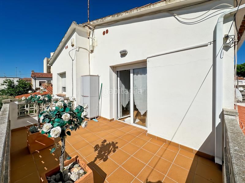 Foto bb49e873-2d74-4a08-8f80-c396813b6e0b. Casa  independiente y luminosa, situada en una zona tranquila a solo 100 metros de la playa de Riells, lescala.nada más entrar, des en Escala (L´)