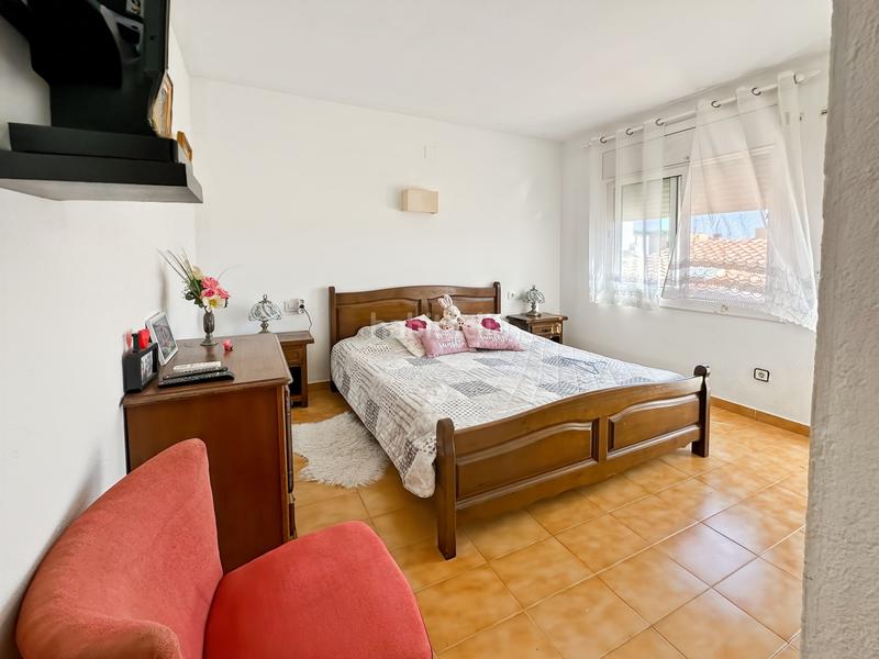 Foto cc173aa8-7e3a-42b2-b6d1-ad0bb92568de. Casa  independiente y luminosa, situada en una zona tranquila a solo 100 metros de la playa de Riells, lescala.nada más entrar, des en Escala (L´)