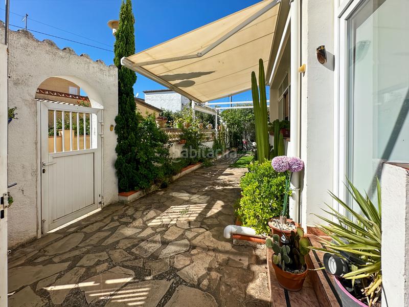 Foto fab9acfc-37cf-459e-b9dd-65ef320156c5. Casa  independiente y luminosa, situada en una zona tranquila a solo 100 metros de la playa de Riells, lescala.nada más entrar, des en Escala (L´)