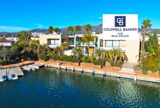 Casa  N/a. Villa de prestigio con amarre privado de 28 metros en la costa b