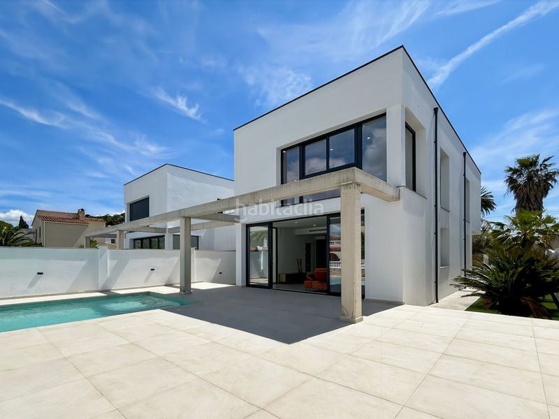 Foto acad5717-398c-41ff-8ff7-c5bb7eb3fcd2. Casa adossada amb calefacció aparcament piscina a Empuriabrava