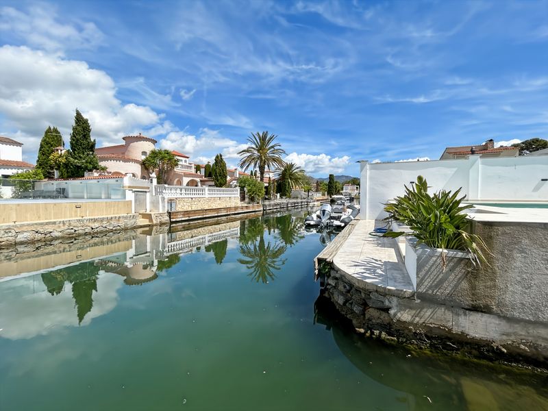 Foto b418bb74-f362-476c-a04b-afea1ebfb0b0. Casa adossada amb calefacció aparcament piscina a Empuriabrava