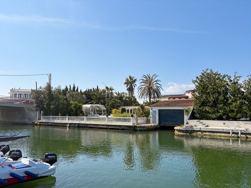 Foto 1a030a2f-5f86-4d7b-9255-92e54efe9854. Casa amb calefacció aparcament piscina a Carmençó Empuriabrava