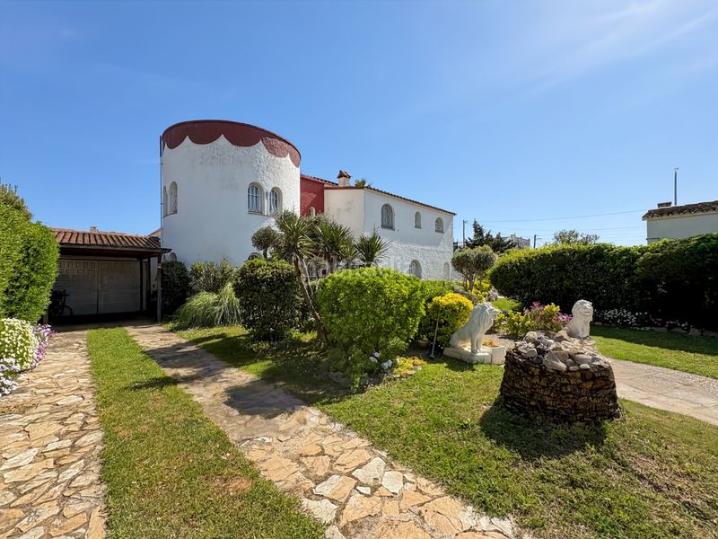 Foto a22ff36a-1814-43a3-9da8-ca15d8394229. Casa amb calefacció aparcament piscina a Carmençó Empuriabrava