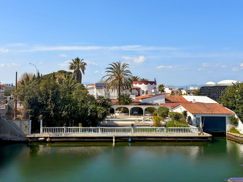 Foto a81c6bd7-921d-4a37-adcb-ade91b8f94e1. Casa amb calefacció aparcament piscina a Carmençó Empuriabrava