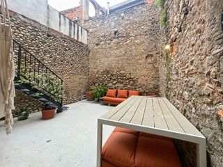 Duplex  N/a. El apartamento consta con una vivienda en la primera planta refo