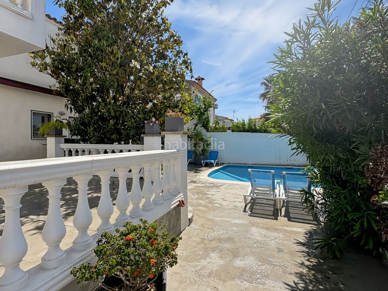 Foto 9b182364-bbe6-4dbd-b4b8-ca416c432557. Casa amb calefacció aparcament piscina a Peni Empuriabrava
