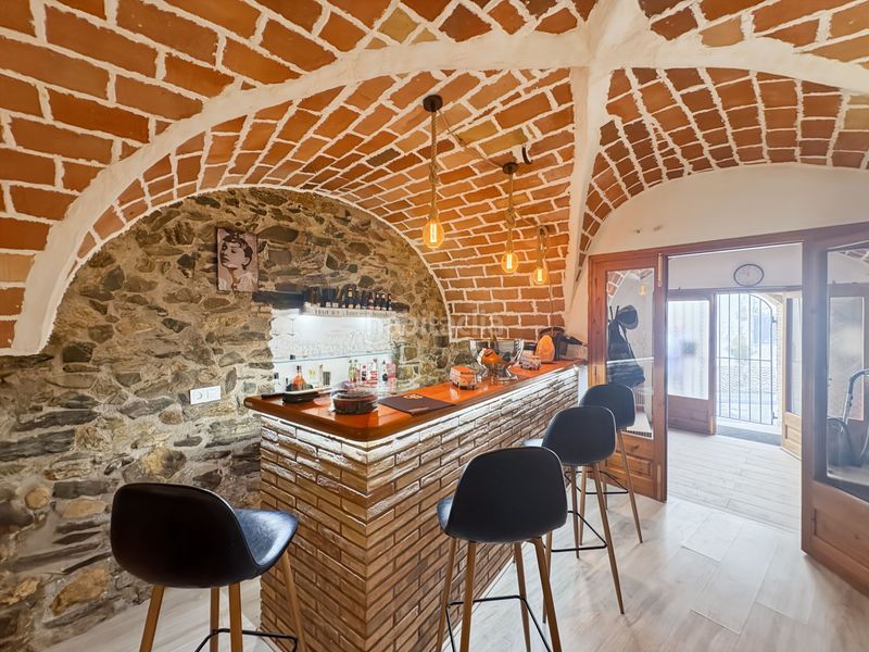 Foto b7bb9388-f6fd-479e-a95b-d369f0d9b595. Casa adossada amb calefacció a Garriguella