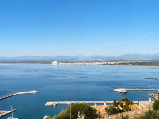 Pis  N/a. Este piso de 72 m en roses, en la costa brava españa, acaba de s