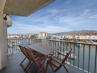 Pis  N/a. En la última planta de un edificio de empuriabrava, este ático t