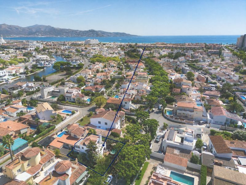 Foto abbe0e2c-4641-4935-a6ad-99e8bbb20fa5. Casa amb calefacció aparcament piscina a Requesens Empuriabrava
