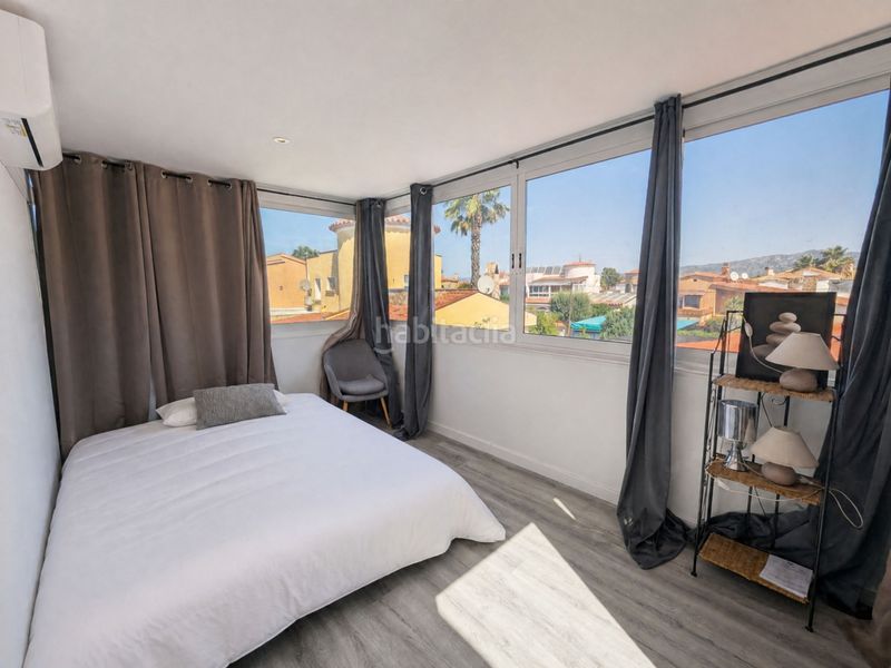 Foto f882b7d6-af0c-4d89-a993-bd8e11cf6c71. Casa amb calefacció aparcament piscina a Requesens Empuriabrava