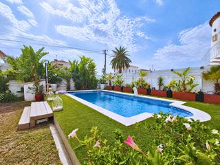 Casa  N/a. Casa de una sola planta con un amplio jardín tanto en la parte d
