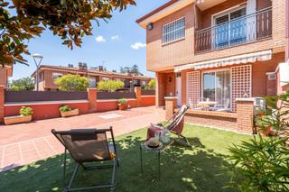 Casa adossada  Carrer fontanelles les. Casa esquinera con jardín, placas solares y eficiencia energétic