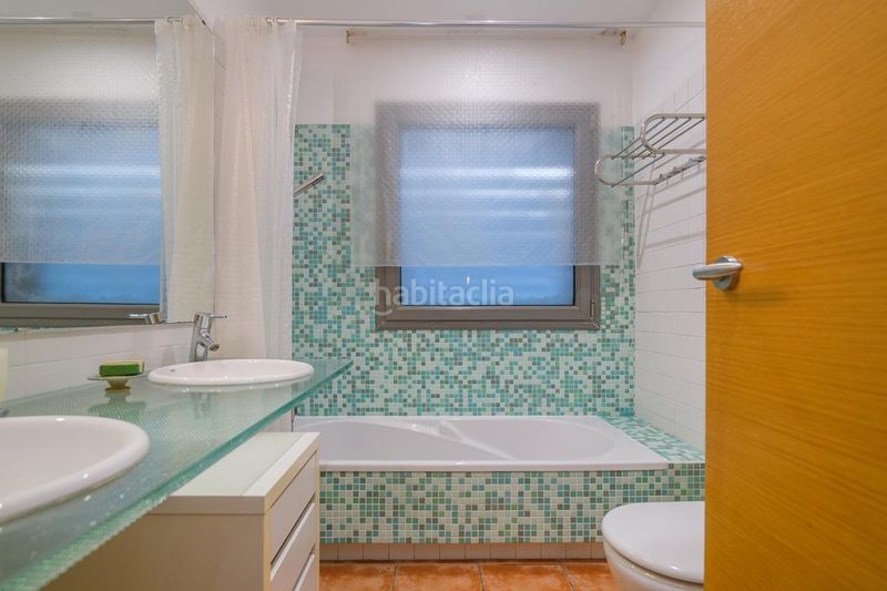 Foto d5ea20bd-76ed-4fdf-8353-dd4c28fae5eb. Casa amb aparcament a Vallirana
