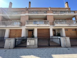 Casa adosada  Carrer orient. Casa adosada con 4 habitaciones con parking