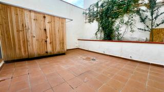 Planta baixa a Centre. De imagen impecable planta baja con terraza de 24m2