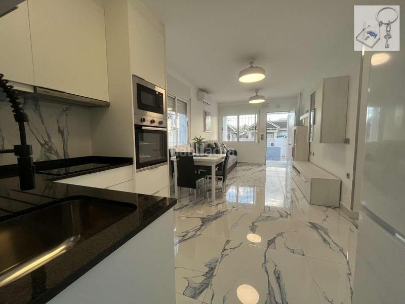 Foto 7e8f1f31-9868-406a-bbf0-63ea0582cecb. Casa amb aparcament a Zona Carrefour - Urbanizaciones Torrevieja