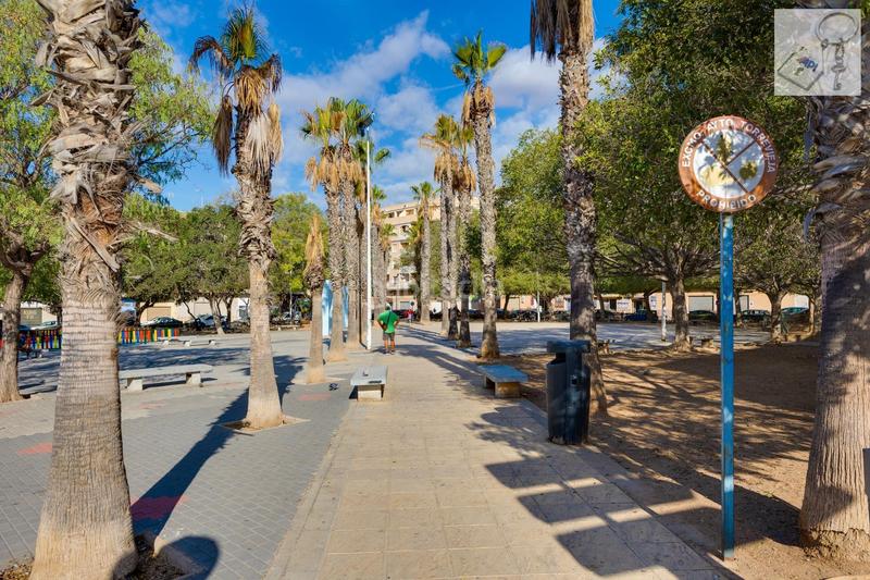 Foto bbf07f66-09b6-4788-b687-0461db3ab998. Attique dans Antonio Machado Torrevieja